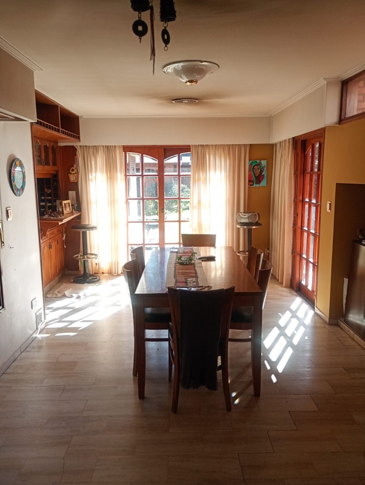 Se VENDE casa en Alberdi Larrechea 450