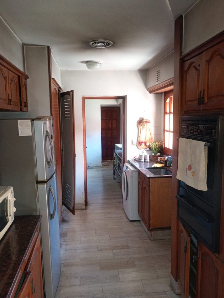 Se VENDE casa en Alberdi Larrechea 450