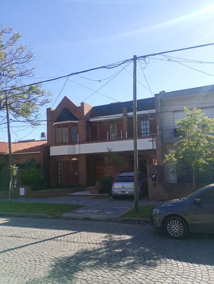 Se VENDE casa en Alberdi Larrechea 450