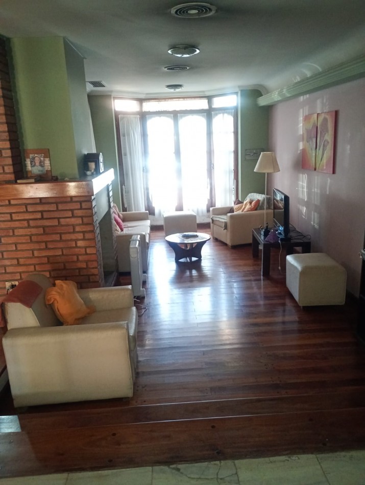 Se VENDE casa en Alberdi Larrechea 450