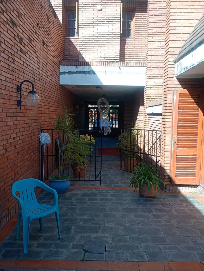 Se VENDE casa en Alberdi Larrechea 450