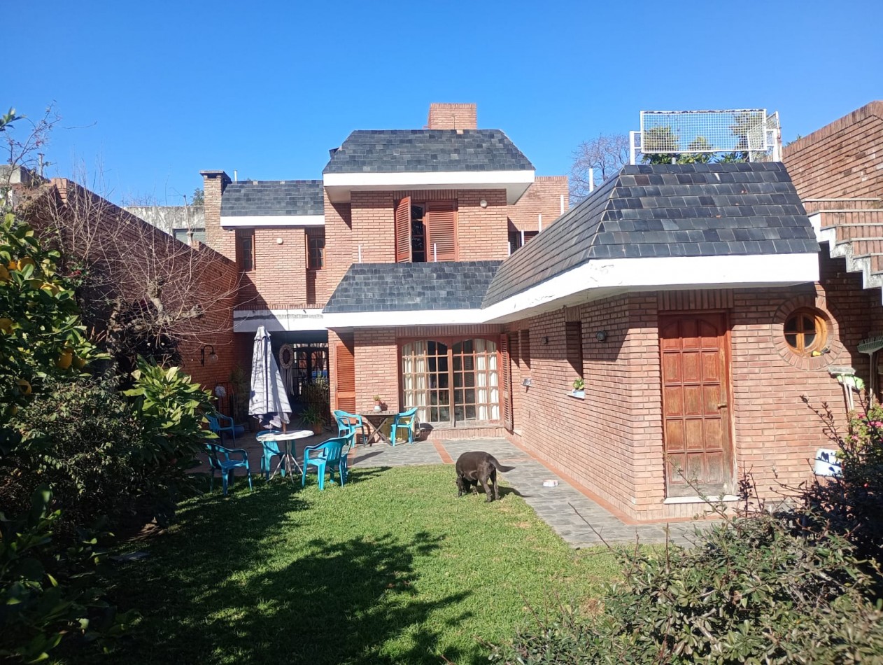 Se VENDE casa en Alberdi Larrechea 450