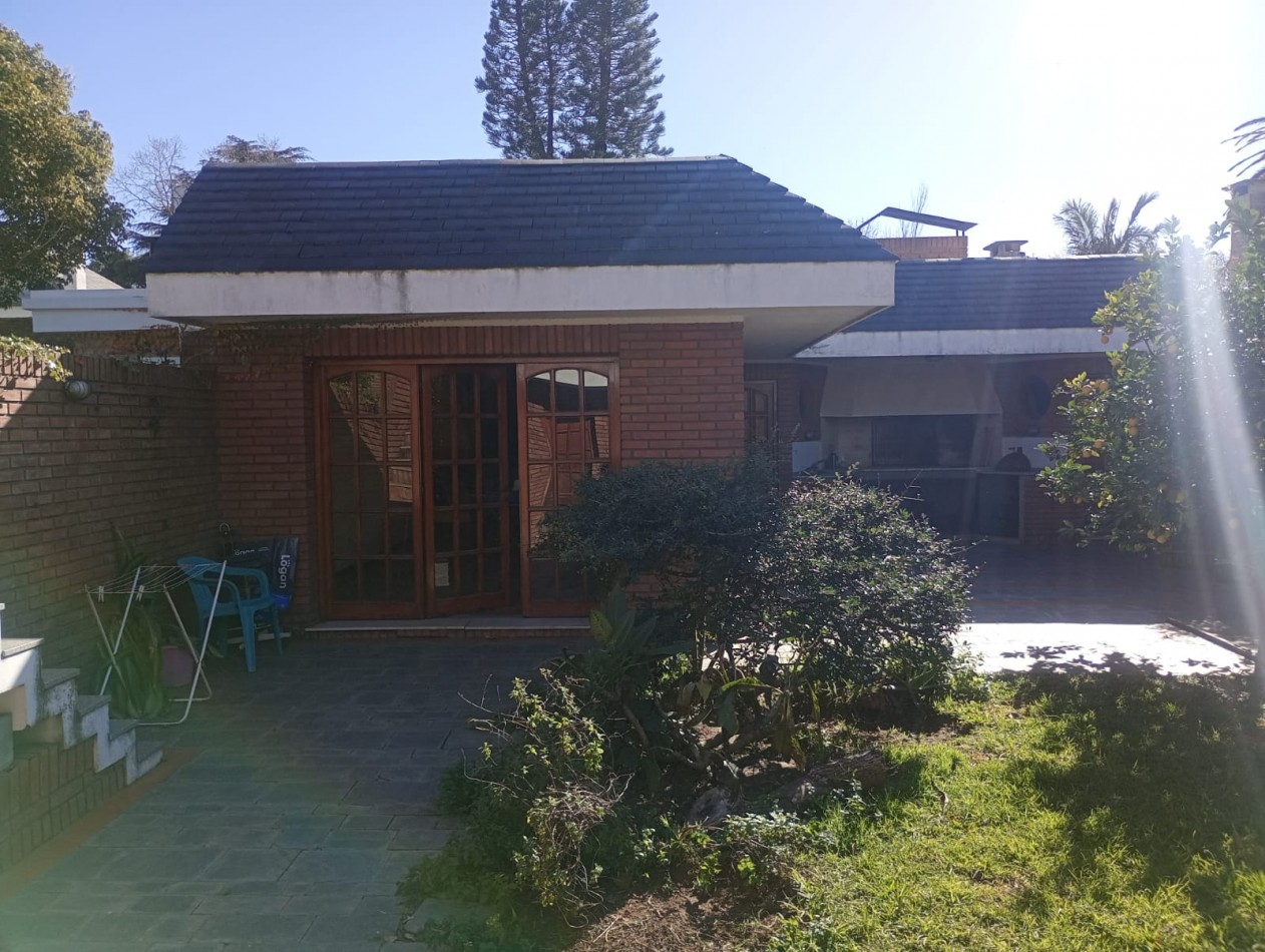 Se VENDE casa en Alberdi Larrechea 450