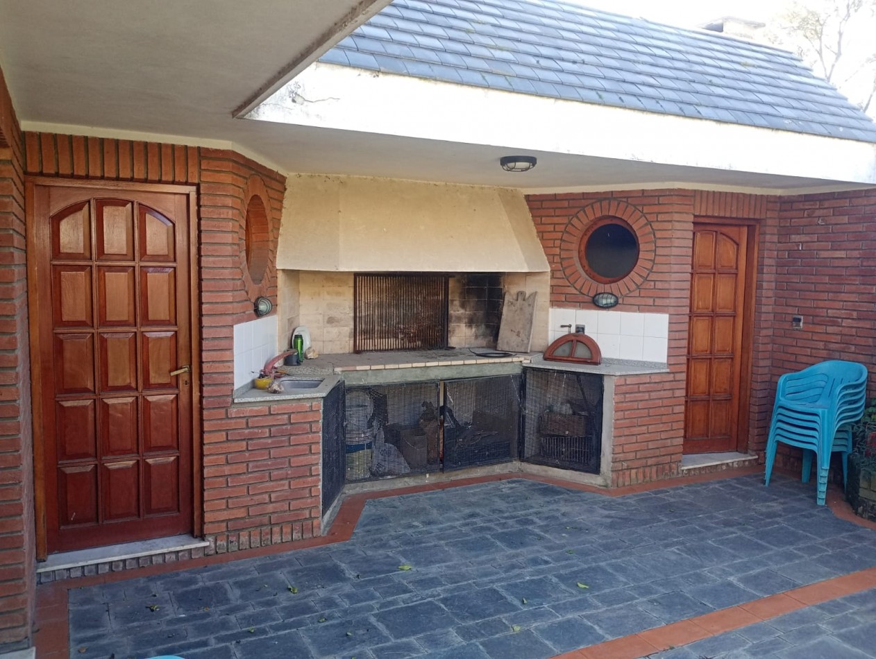 Se VENDE casa en Alberdi Larrechea 450