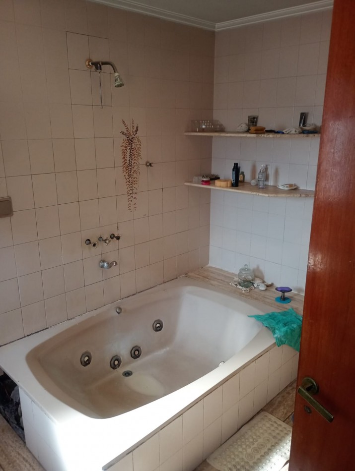 Se VENDE casa en Alberdi Larrechea 450