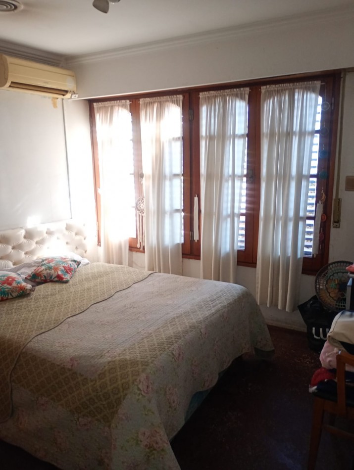 Se VENDE casa en Alberdi Larrechea 450