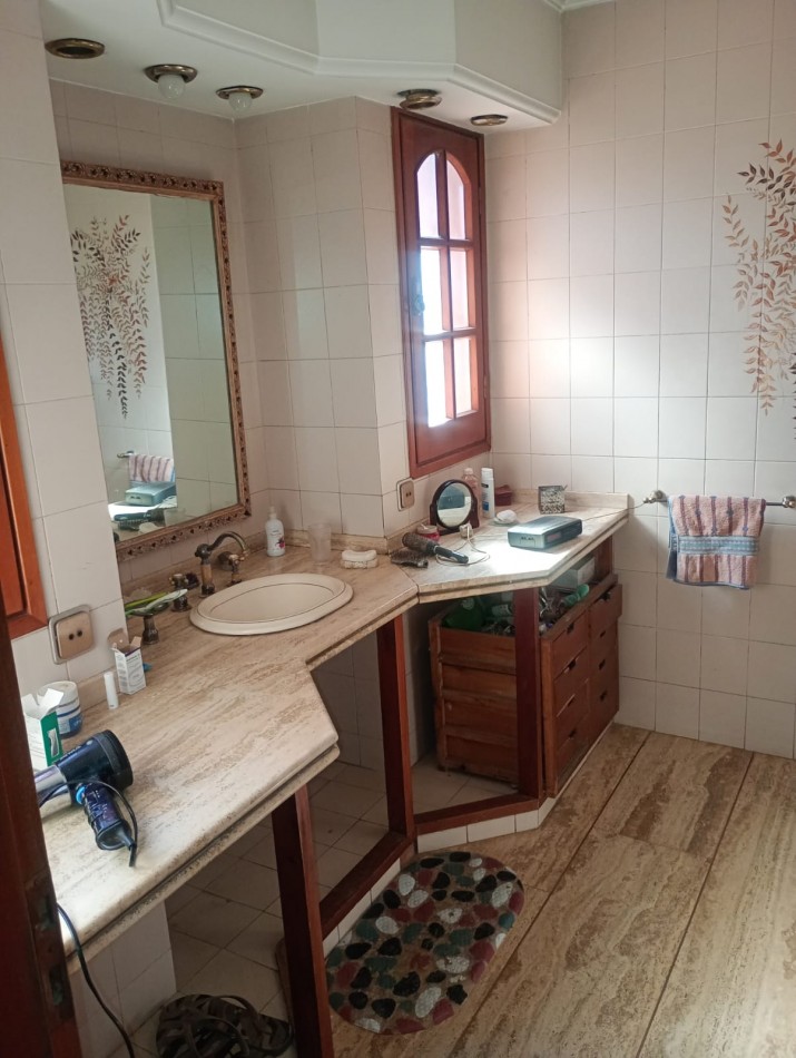 Se VENDE casa en Alberdi Larrechea 450