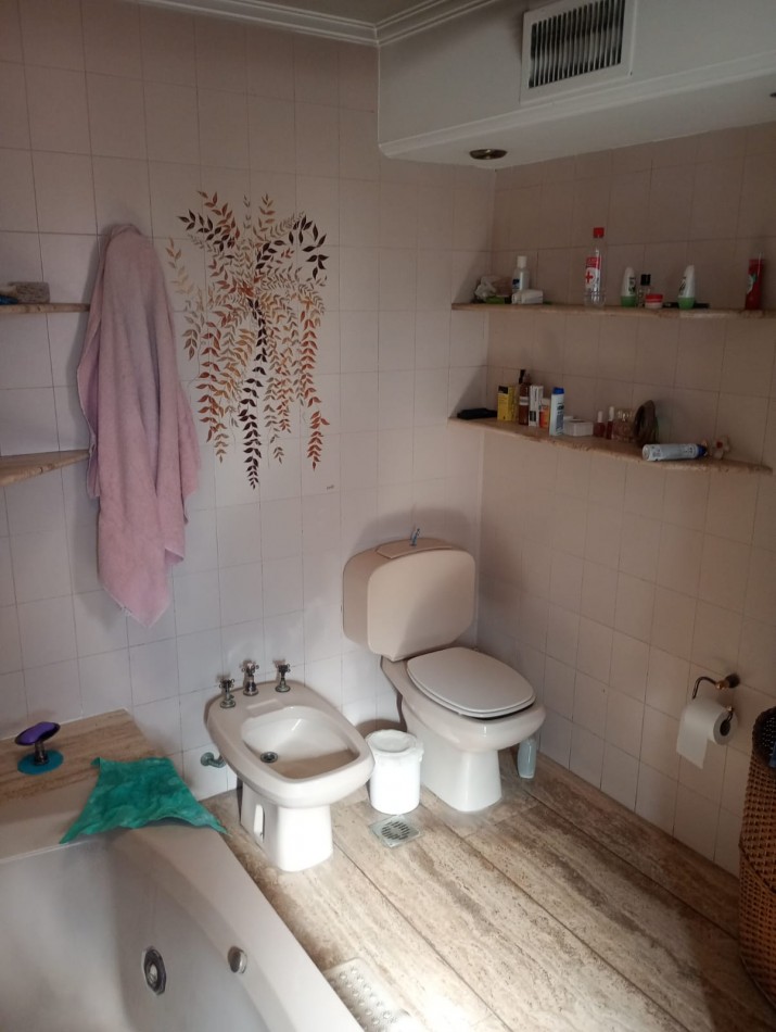 Se VENDE casa en Alberdi Larrechea 450