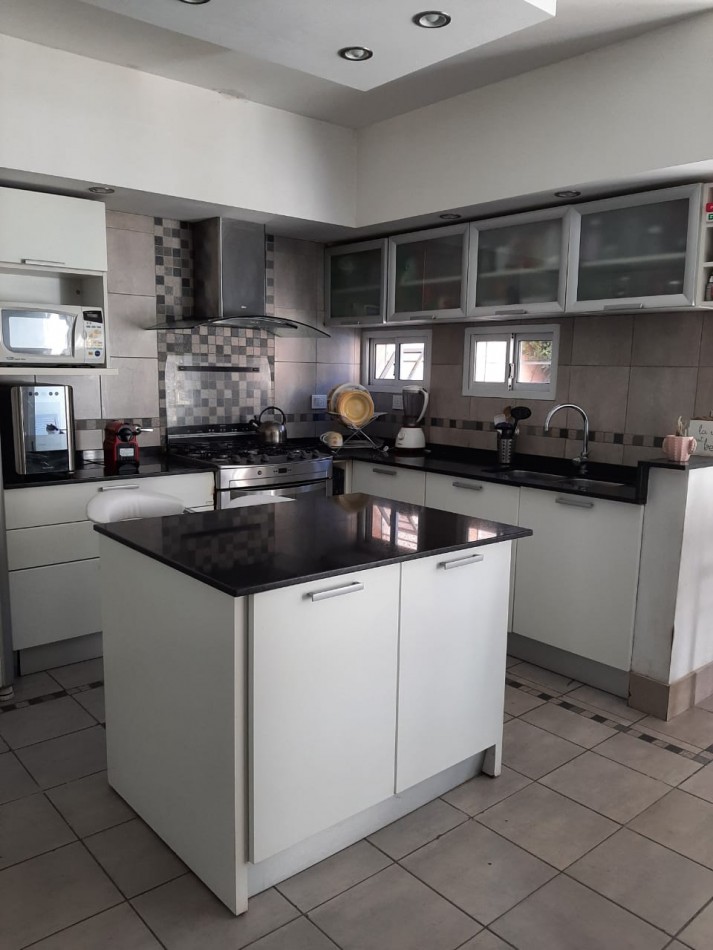 Se VENDE casa espectacular en Alberdi Zelaya 1400