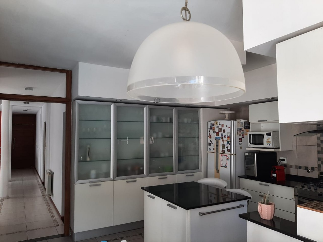 Se VENDE casa espectacular en Alberdi Zelaya 1400