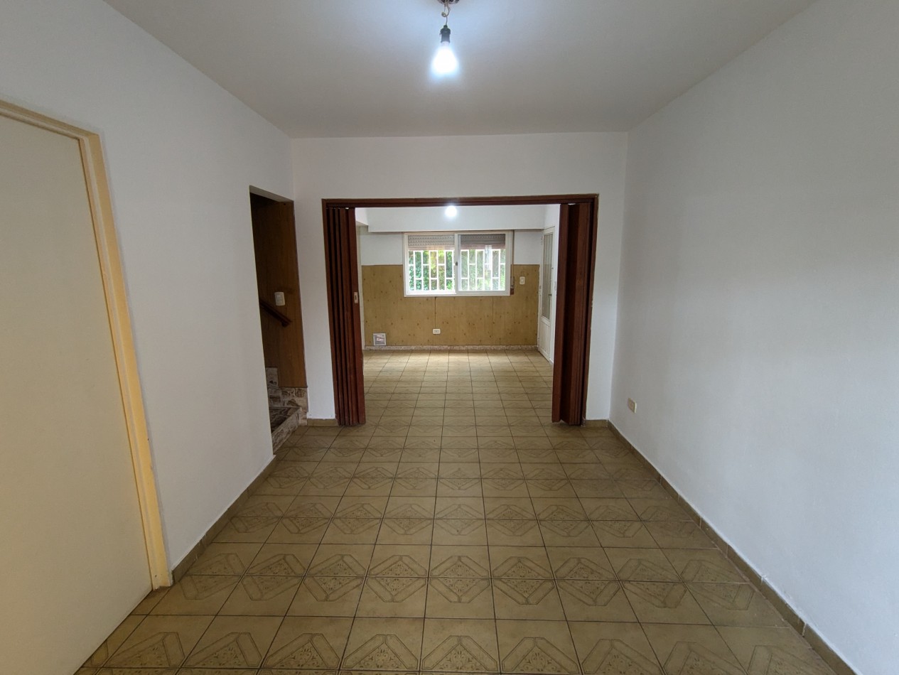 Se ALQUILA casa en Alberdi. Darragueira 1080