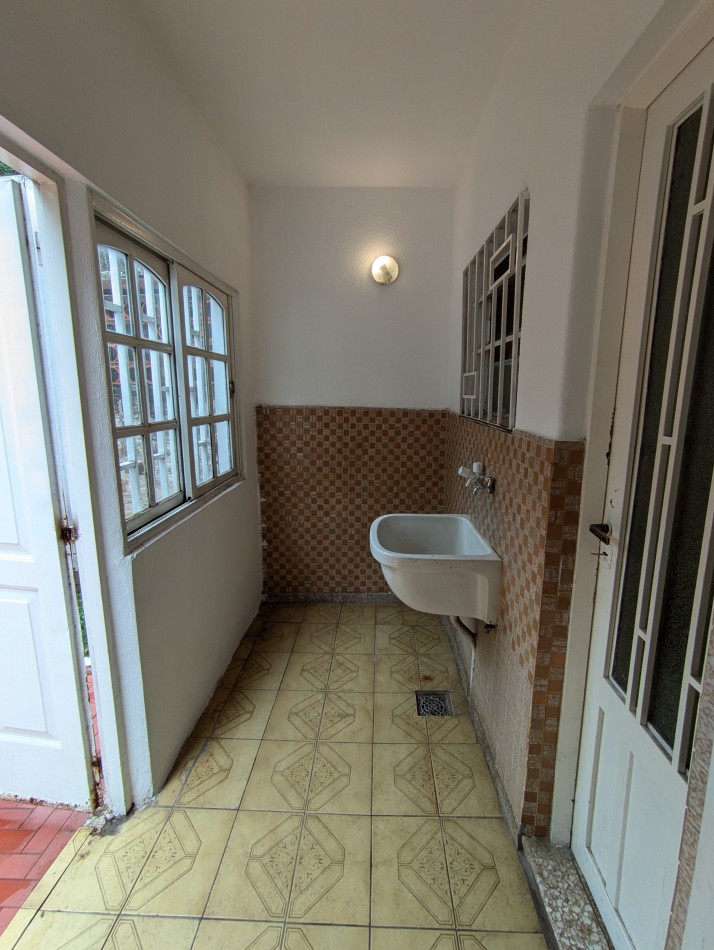 Se ALQUILA casa en Alberdi. Darragueira 1080