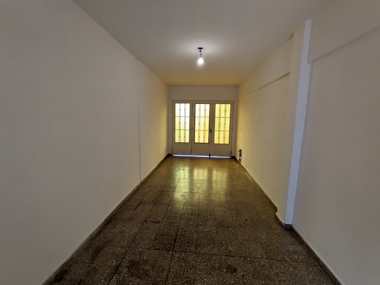 Se ALQUILA casa en Alberdi. Darragueira 1080