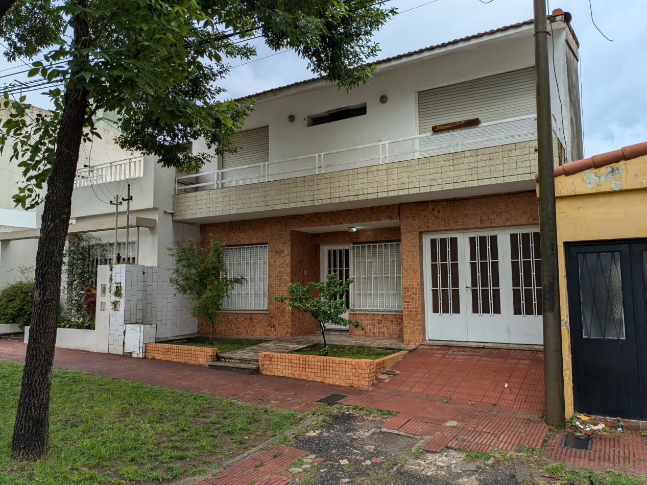 Se ALQUILA casa en Alberdi. Darragueira 1080