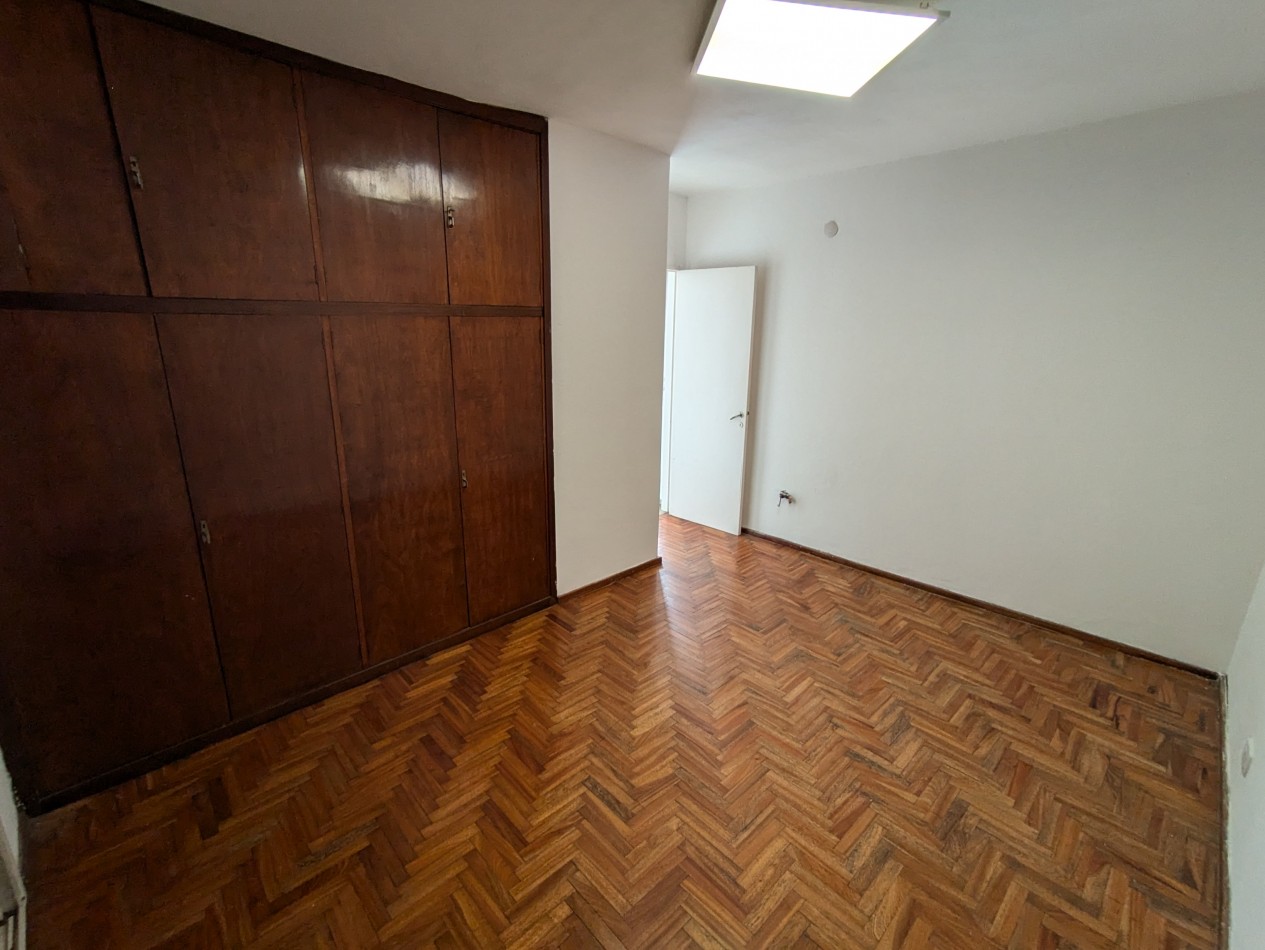 Se ALQUILA casa en Alberdi. Darragueira 1080