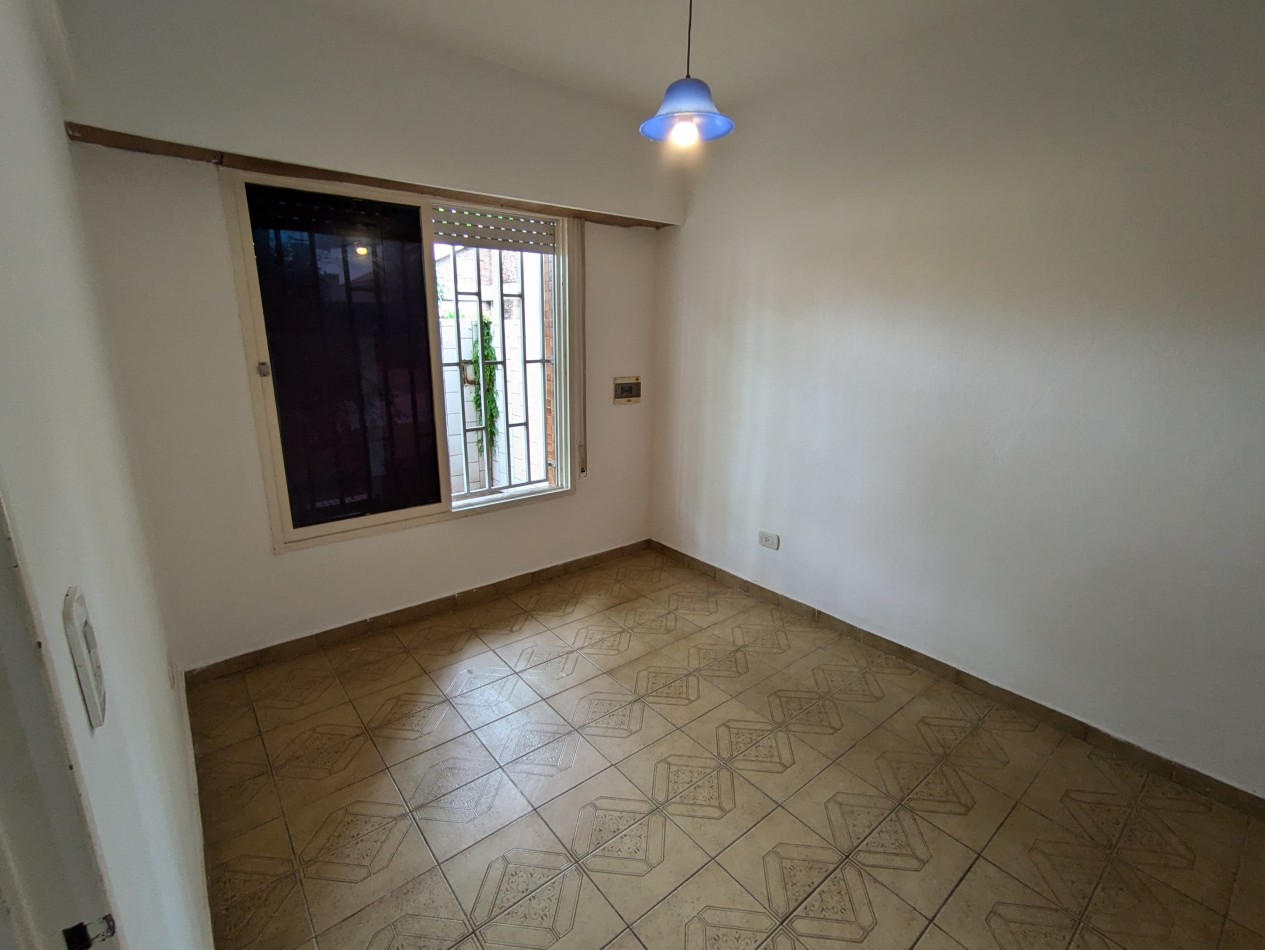 Se ALQUILA casa en Alberdi. Darragueira 1080