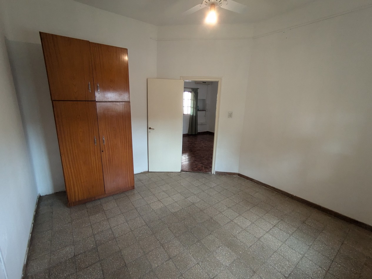 Se ALQUILA casa en Valentin Gomez 1776