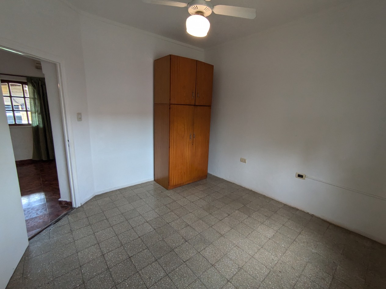Se ALQUILA casa en Valentin Gomez 1776