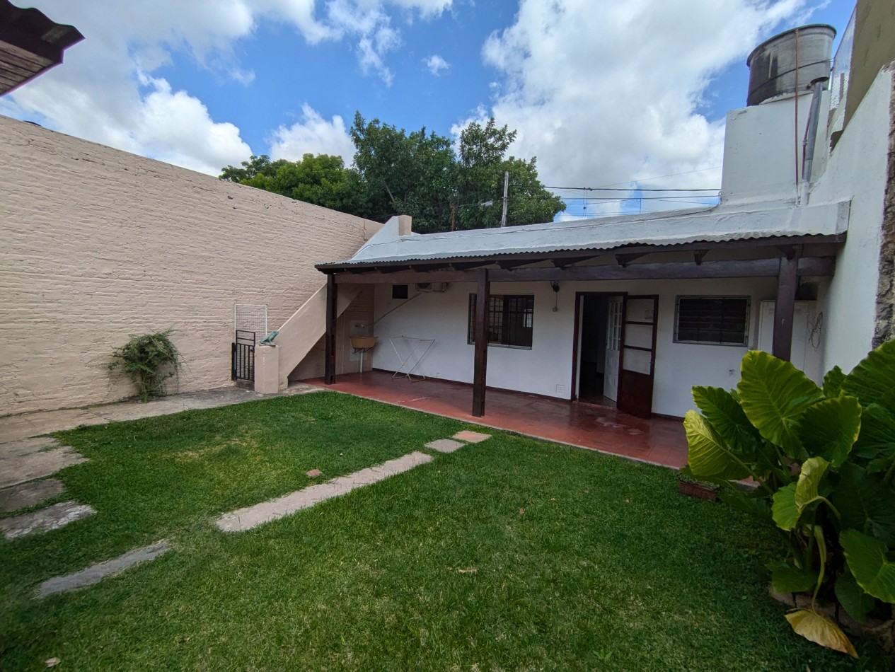 Se ALQUILA casa en Valentin Gomez 1776