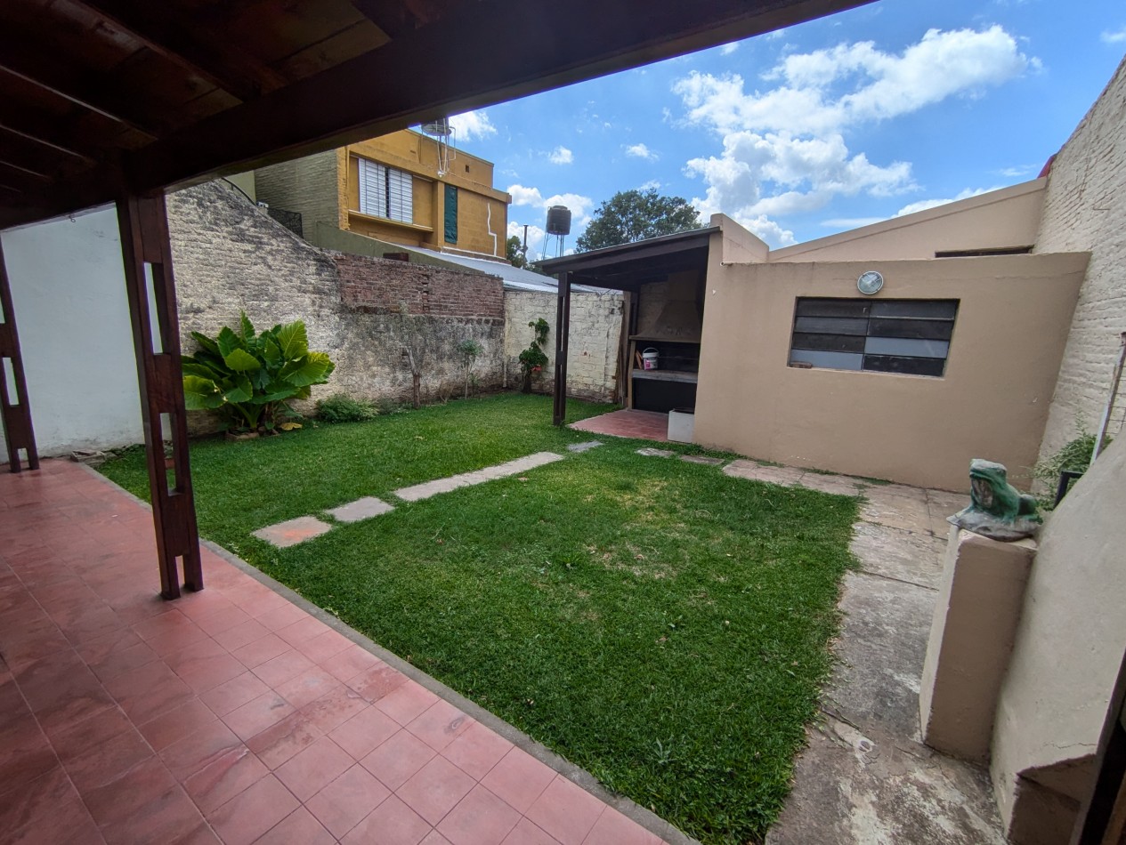Se ALQUILA casa en Valentin Gomez 1776