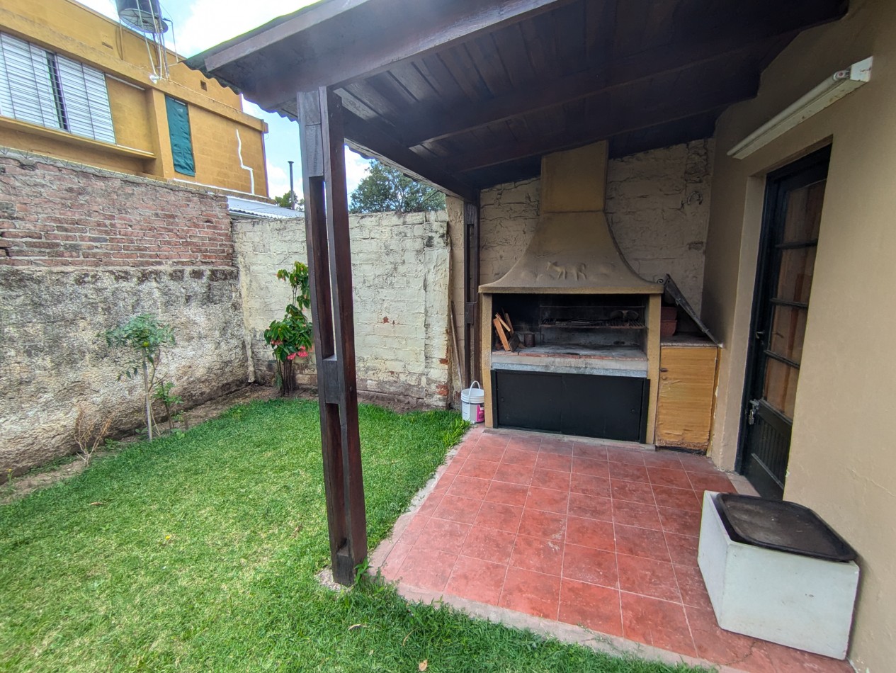 Se ALQUILA casa en Valentin Gomez 1776