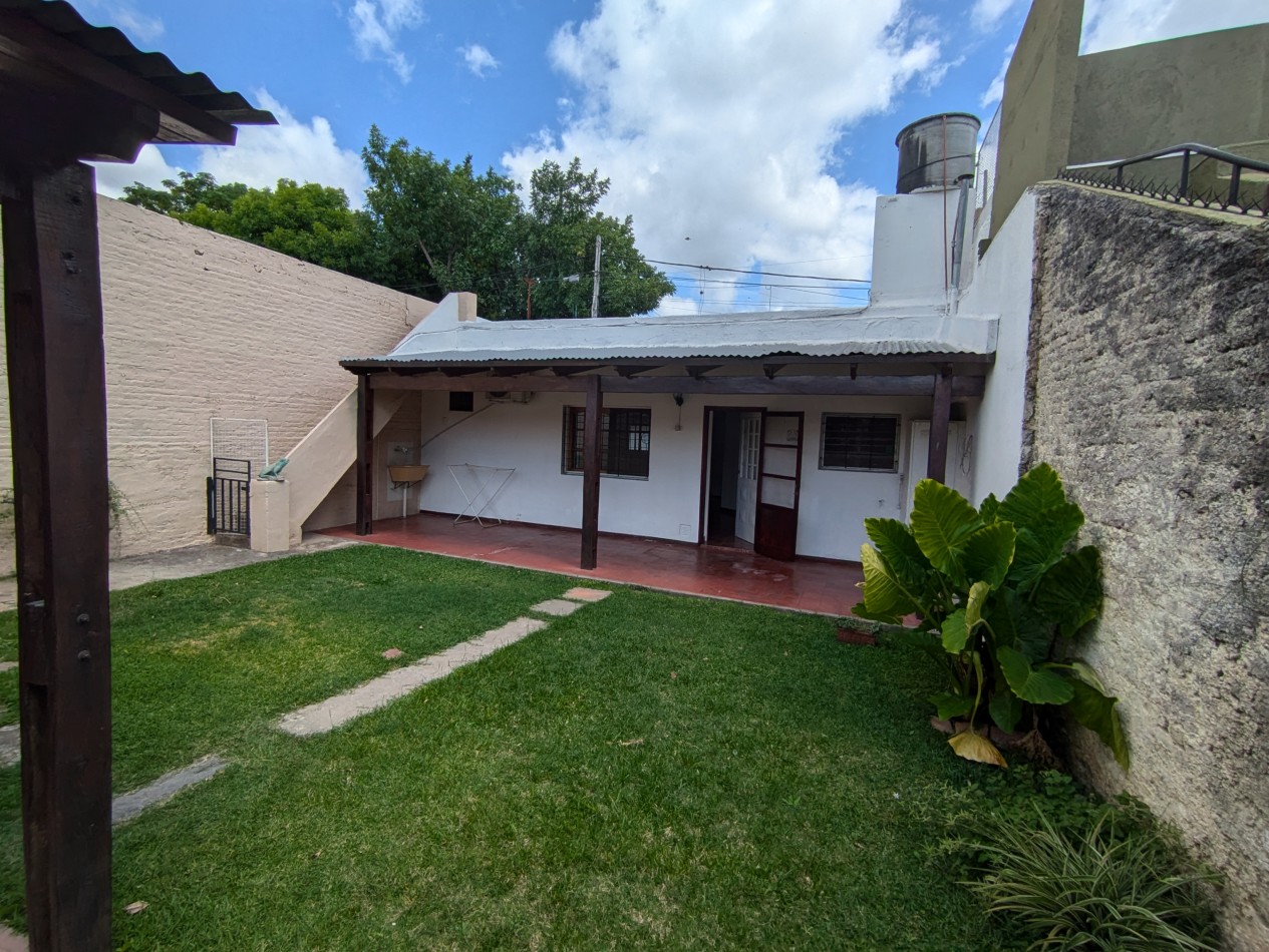 Se ALQUILA casa en Valentin Gomez 1776