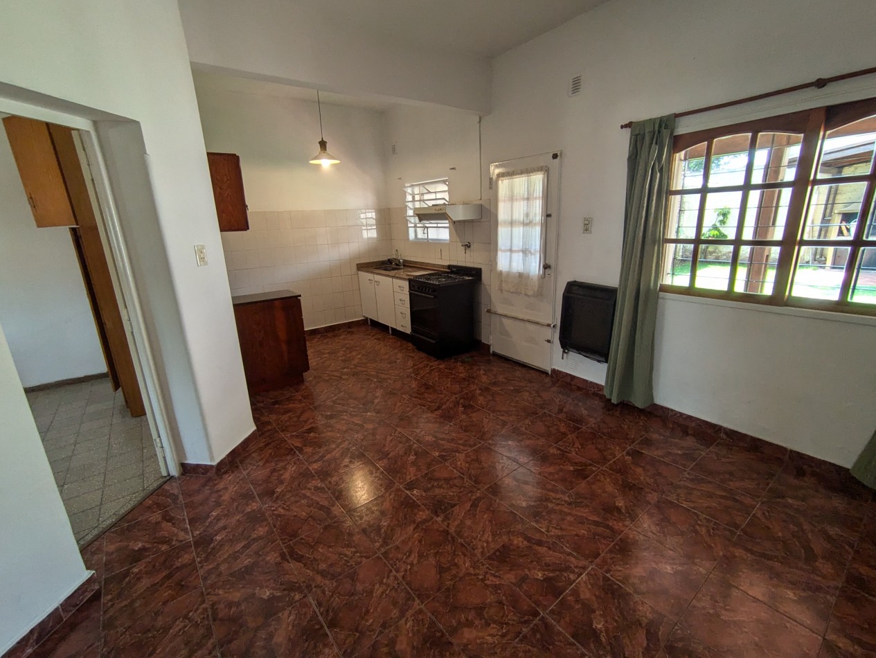 Se ALQUILA casa en Valentin Gomez 1776