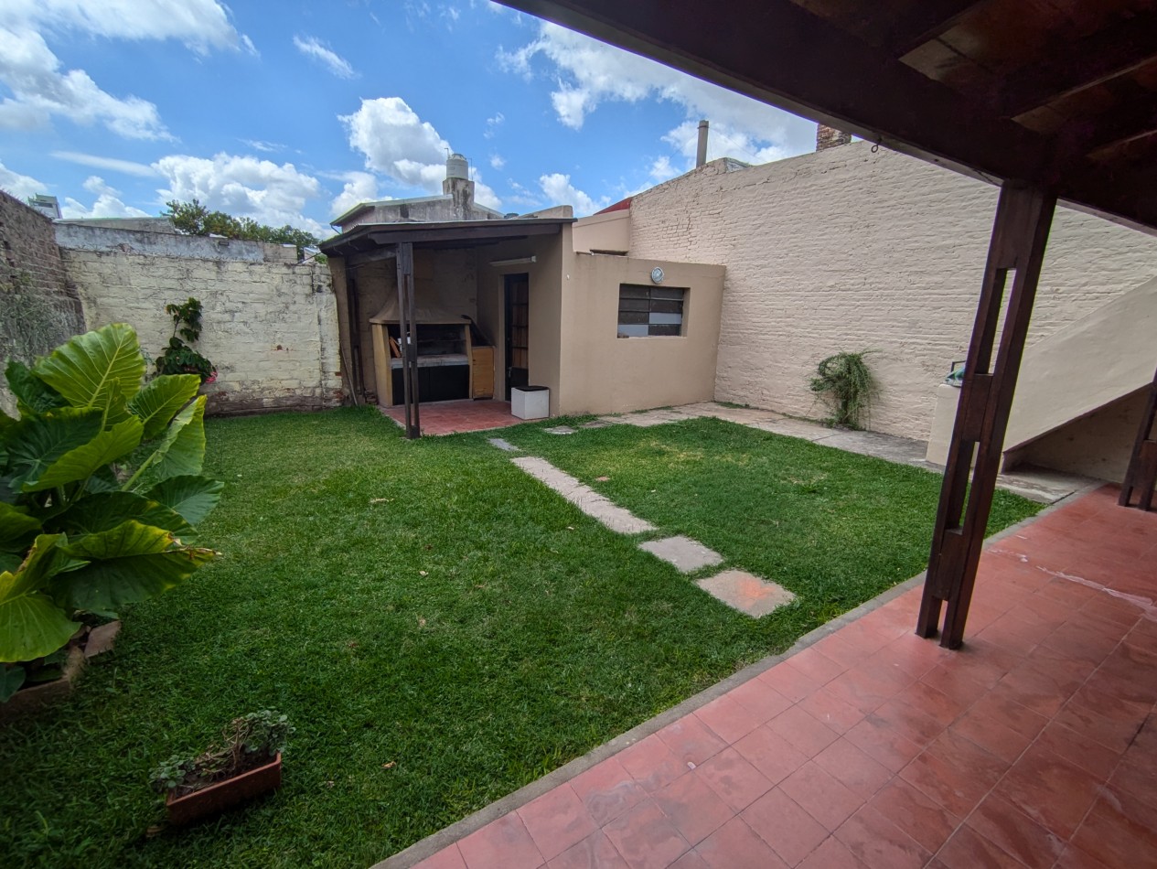 Se ALQUILA casa en Valentin Gomez 1776