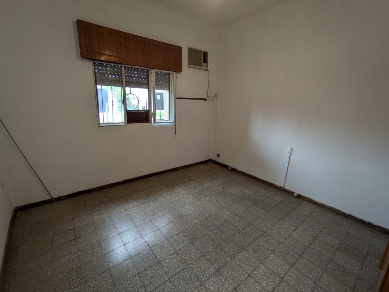 Se ALQUILA casa en Valentin Gomez 1776