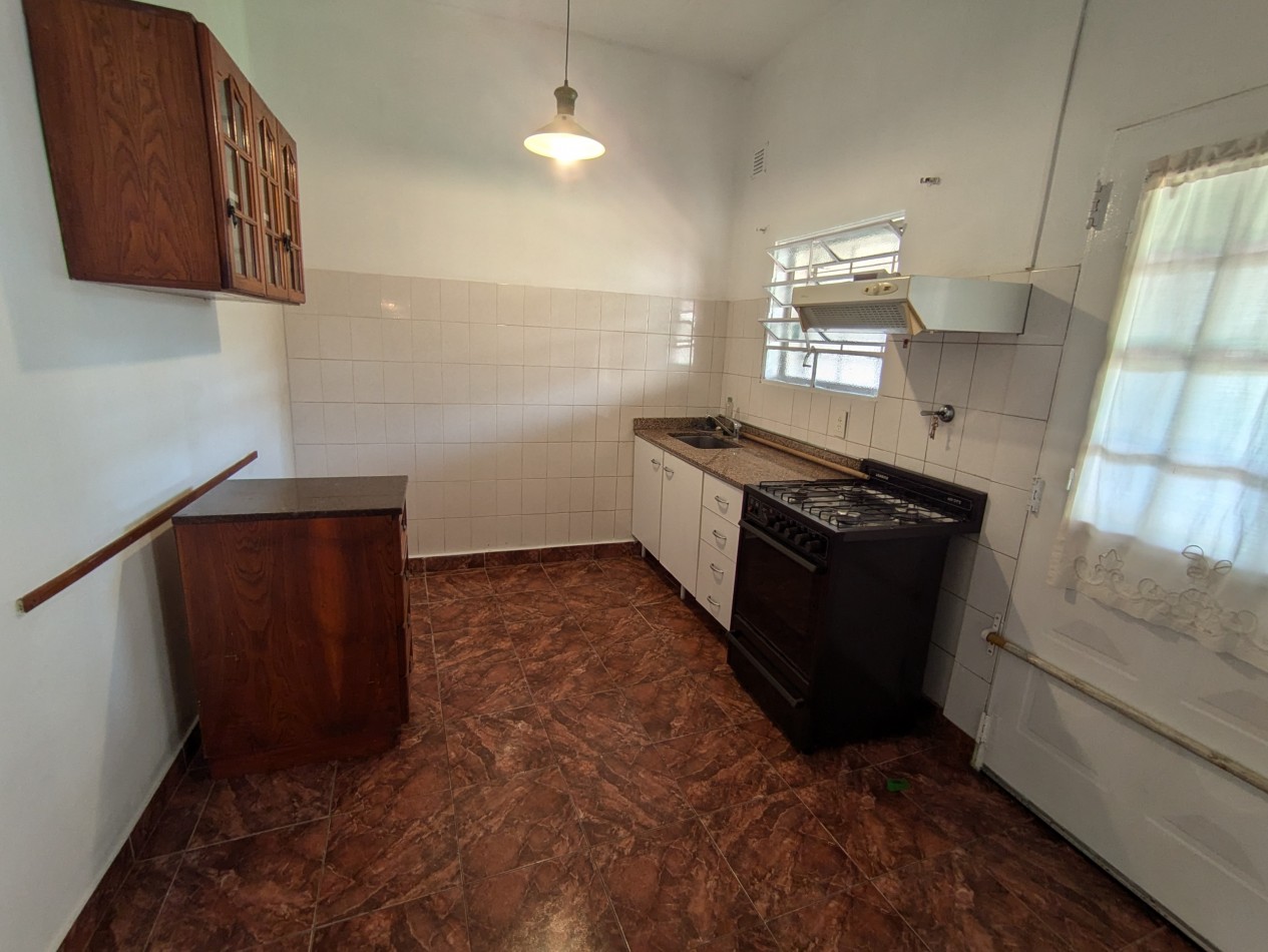 Se ALQUILA casa en Valentin Gomez 1776