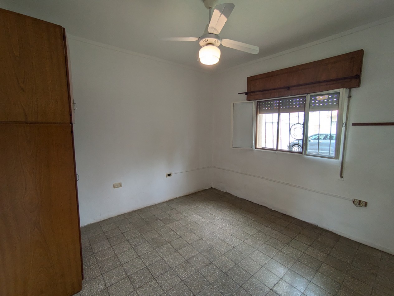 Se ALQUILA casa en Valentin Gomez 1776