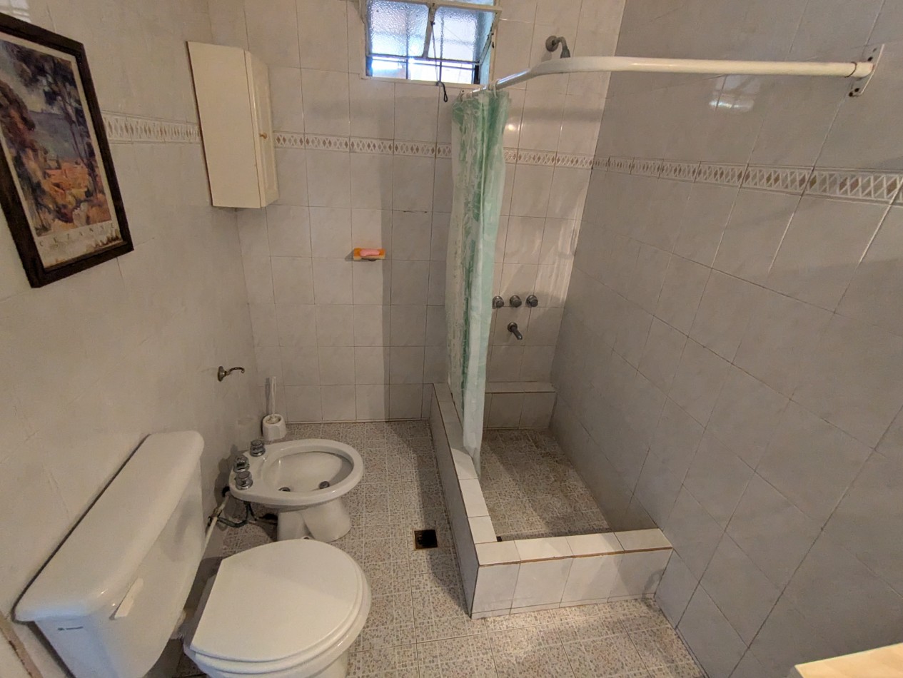 Se ALQUILA casa en Valentin Gomez 1776
